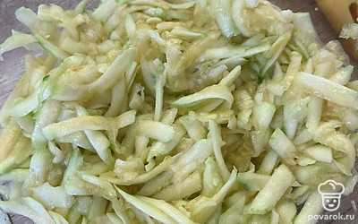 Натираем на крупной терке.