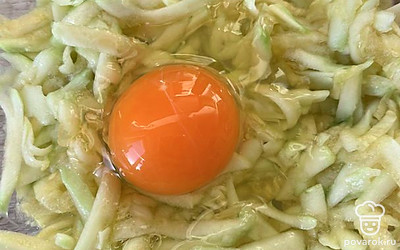 К кабачку добавляем яйцо.