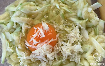 Чеснок очистить и натереть на мелкой терке.