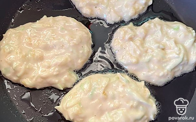 Выкладываем оладушки на разогретую сковородку.