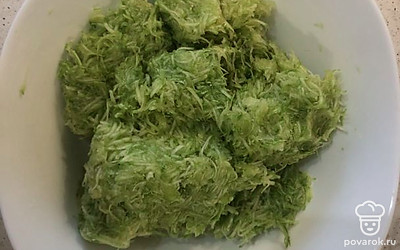 Натереть кабачки на мелкой терке, отжать лишнюю жидкость.