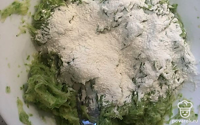 Отправить к кабачкам яйцо и муку, перемешать.