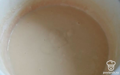 В теплом молоке развести дрожжи, добавить растительное масло 2 столовые ложки, соль, сахар. Все перемешать. Постепенно всыпать муку, хорошо размешать. И оставить минут на 40, чтобы тесто поднялось. Кастрюлю накрыть полотенцем. 