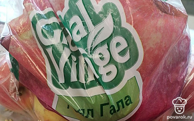 Вымыть яблоки, очистить яблоки от кожуры, вынуть серцевину. И мелко нарезать. 