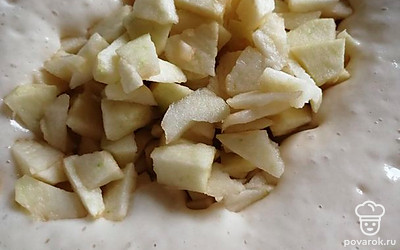 Нарезанные яблоки опустить в поднятое тесто, хорошо перемешать.