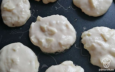 Брать тесто ложкой, положить на сковороду с разогретым маслом. И дарить оладьи с двух сторон, на среднем огне. 