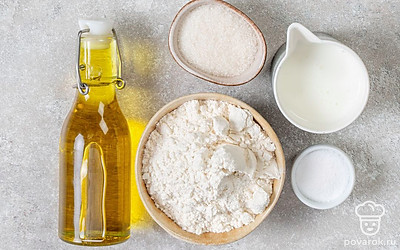 Слегка подогрейте кефир. Подготовьте сковороду для жарки и венчик.