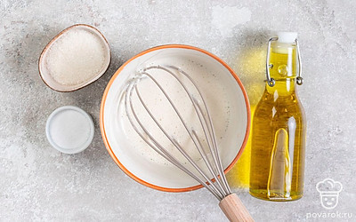 Влейте кефир в небольшую чашу. Добавьте сахар и соль по вкусу, перемешайте. Влейте в смесь растительное масло и всыпьте муку. Используя венчик, смешайте ингредиенты до однородного теста.