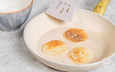 Поставьте сковороду на средний огонь и дождитесь, когда она разогреется. Используя ложку, выложите на сковороду немного теста. Обжарьте оладьи с обеих сторон до золотистой корочки.