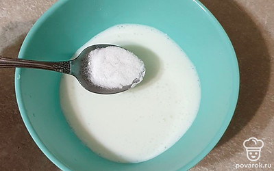 К кефиру добавьте соду и перемешайте. Отставьте в сторону.