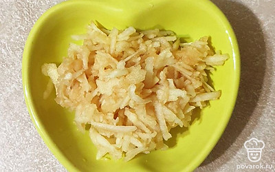 Яблоко натрите на терке.