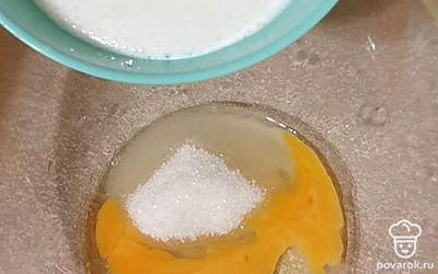 В миску разбейте яйцо. Добавьте сахар, соль и кефир, перемешайте. Туда же просейте муку, перемешайте.