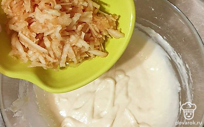 К тесту добавьте тертое яблоко.