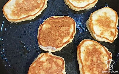 Обжаривайте оладьи с двух сторон на небольшом огне до золотистой корочки.