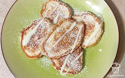 Подавайте порционно. Можно посыпать сахарной пудрой и полить сгущенным молоком. Приятного аппетита!