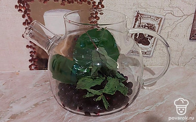 Добавьте листья мяты.