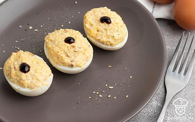 Яйца фаршированные сыром, желтком и грецким орехом — Рецепт с фото