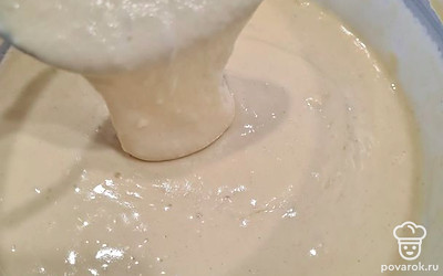 Яйцо взбить с сахаром, солью, содой. Добавить чуть теплое кислое молоко, перемешать. Добавить 250 грамм муки, перемешать до однородной массы. Тесто должно получиться как густая сметана. Поставить в теплое место на минут 15. Я ставлю в духовку и включаю ее буквально на минутку. 