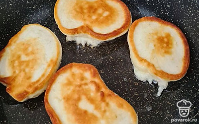 Жарить оладушки под крышкой с двух сторон, на растительном масле.