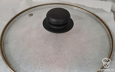 Лайфхак: чтобы масло не брызгало от того, что с крышки в сковородку капает конденсат, надо положить кусочек пергамента на сковородку, сверху крышку. 