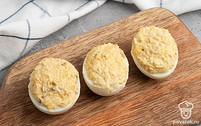 Выложите начинку в яичный белок и распределите.