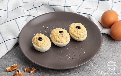 Украсьте вашу яичную закуску и подавайте на стол.