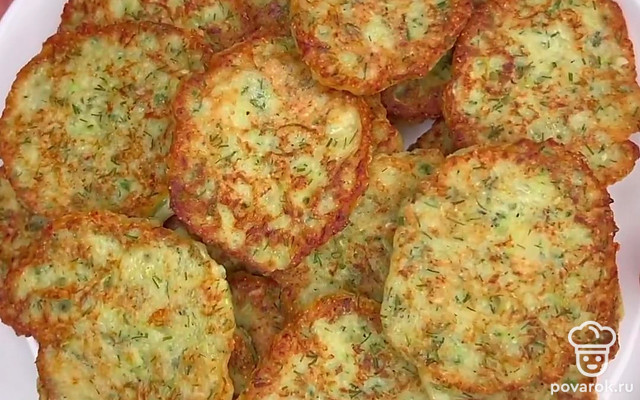 Оладьи из кабачков с манной крупой и свежей зеленью — Рецепт с фото