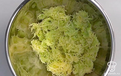 Кабачок натереть на терке.