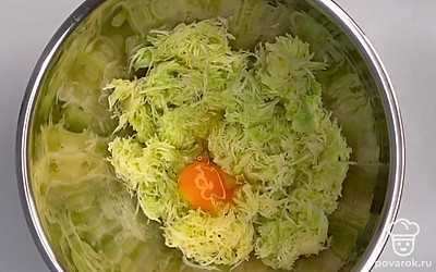 Добавить яйцо. 