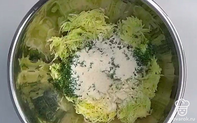 Добавить манную крупу.