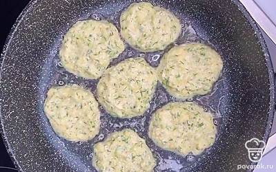 Перемешать и жарить на сковороде по 5-7 минут с каждой стороны, на маленьком огне, до золотистой корочки.