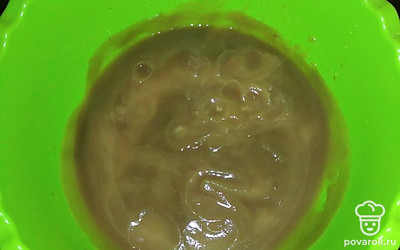 Делаем кабачковое пюре. Кабачок моем, срезаем кожицу и удаляем плодоножку, убираем семена. 
Мякоть нарезаем кубиками. В кастрюлю наливаем воду и кладем туда кабачок. Варим минут 10-15.
Далее измельчаем блендером в пюре.