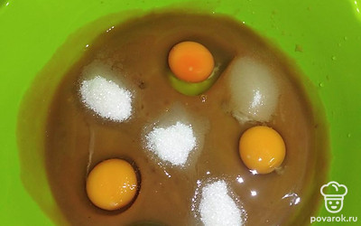 В пюре добавляем яйца и сахар. Перемешиваем.