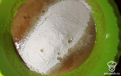 Дальше добавляем муку, соль, разрыхлитель и перемешиваем.