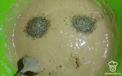 Добавляем специи, укроп и петрушку, и растительное масло. Перемешиваем и оставляем настаиваться минут 20-30.
