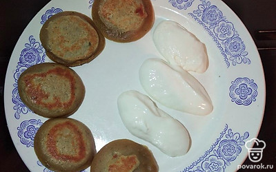 Подаем с сметаной.