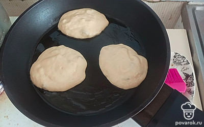 Сковороду смазываем растительным маслом и выкладываем ложкой тесто. 