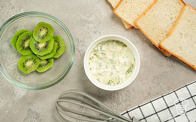 Подготовьте творожную начинку. Творожный сыр соедините с чесноком и измельченными укропом и петрушкой. Хорошо перемешайте.