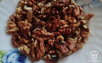 Прокрутить орехи в блендере и высыпать в миску. 