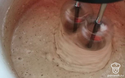 Добавить к орехам молоко, муку, сахар и растительное масло. Взбить миксером до однородной массы. 