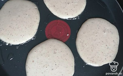 Вылить тесто порционно на сковороду. Обжарить по 20 секунд с каждой стороны. 