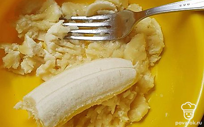 Размять банан. 