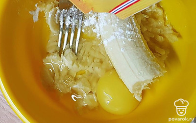 Добавить разрыхлитель и яйцо. 