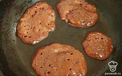 Обжарить порционно на сухой сковороде с двух сторон.