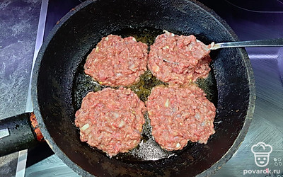 Разогреваем на сковороде растительное масло. Ложкой укладываем получившуюся массу на горячую сковороду, формируя оладьи. Обжариваем с двух сторон по 5-7 минут.