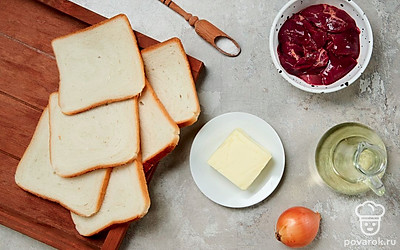 Подготовьте необходимые продукты. Куриную печень вымойте, удалите прожилки, нарежьте кусочками произвольного размера. Лук почистите, вымойте и мелко нарежьте. Хлеб нарежьте на ломтики. Зелень вымойте, обсушите на бумажных полотенцах. Приготовьте блендер и тостер.