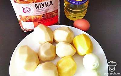 Подготовьте необходимые ингредиенты. Картофель и лук почистите.