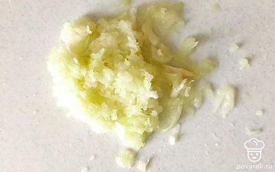 Натрите лук на мелкой тёрке.