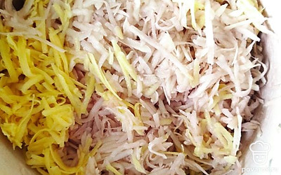 На крупной тёрке натрите картофель.