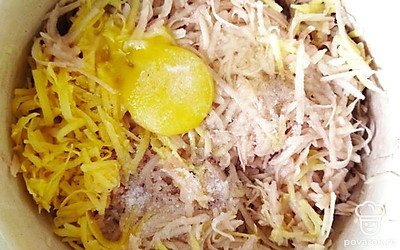 Смешайте тёртый лук, тертый картофель и яйцо, добавьте муки.